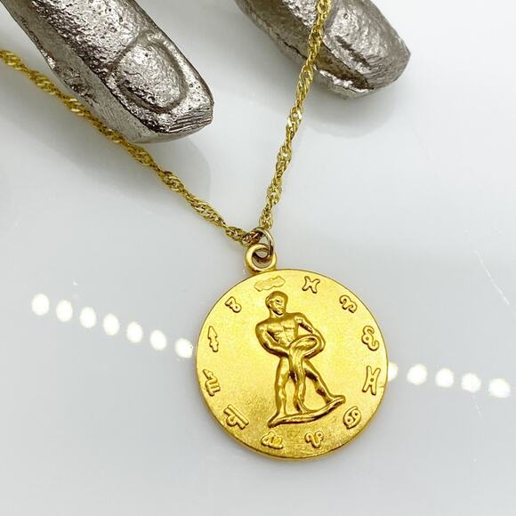 NEW UO Star Mate Medallion Pendant Necklace - Picture 1 of 16